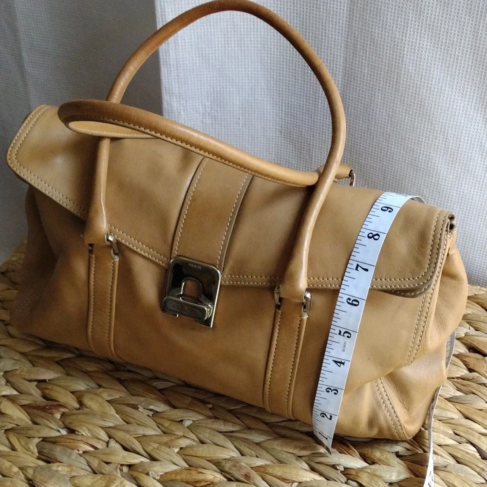 Prada Cuervo tan soft leather shoulder bag. - Picture 4 of 13